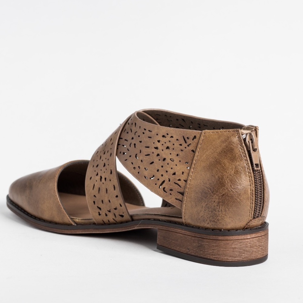 LAST 5.5‼️TAUPE LASER CUT CRISS CROSS - Shoe - Picture 3 of 3
